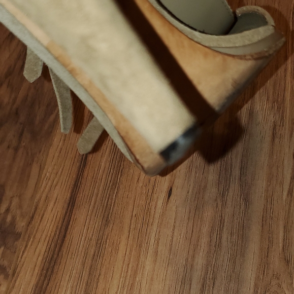 Gucci Suede Fringe Trim Accent T-Strap Sandals - Picture 13 of 16